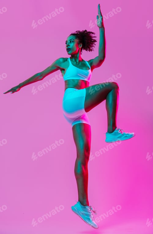 Preview: Sportive black hispanic woman wearing sportswear training