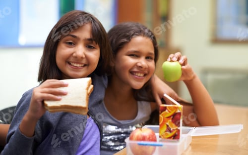 Preview: Showing off their lunch
