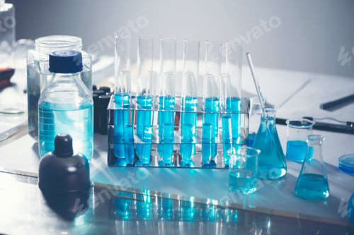 Preview: Researchers are using glassware and blue solutions in laboratories, research on cosmetics