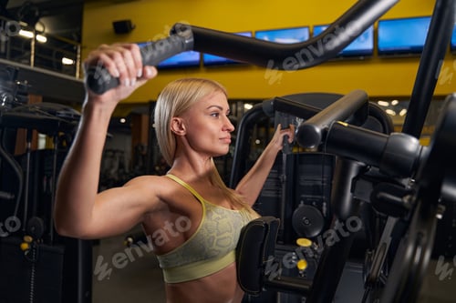 Preview: Close up of blonde woman working in the gym