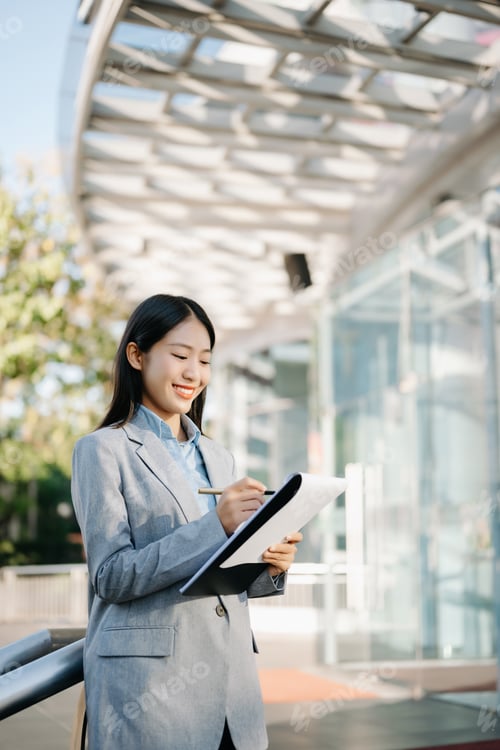 Preview: Asian business woman leader entrepreneur, professional manager holding digital tablet computer