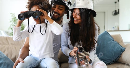 Vorschau: Junges kleines Mädchen genießt die Zeit mit ihren Eltern