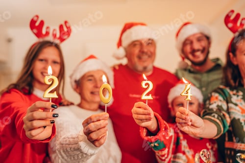 Visualização: Grupo de família feliz sorrindo feliz comemorando o brinde de Natal.