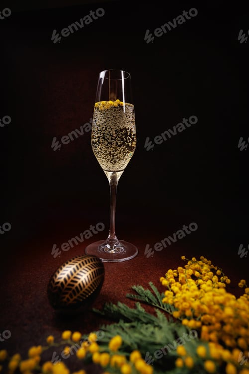 Preview: Easter champagne with floating mimosa and decorative eggs