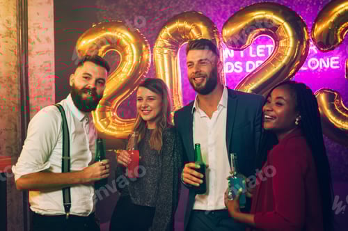 Visualização: Pessoas multirraciais comemorando uma festa, véspera de ano novo ou aniversário no clube