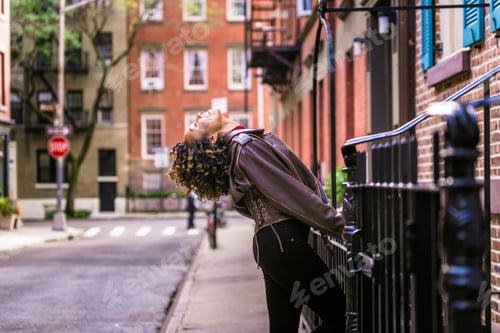 Vista previa: Pretty african american girl in New York