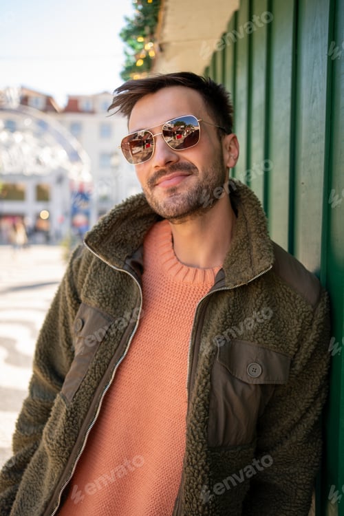 Preview: Man wearing sunglasses in city in autumn