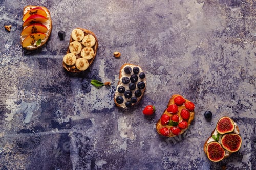 Preview: Homemade summer toast with cream cheese, nut butter and fruits and berries.