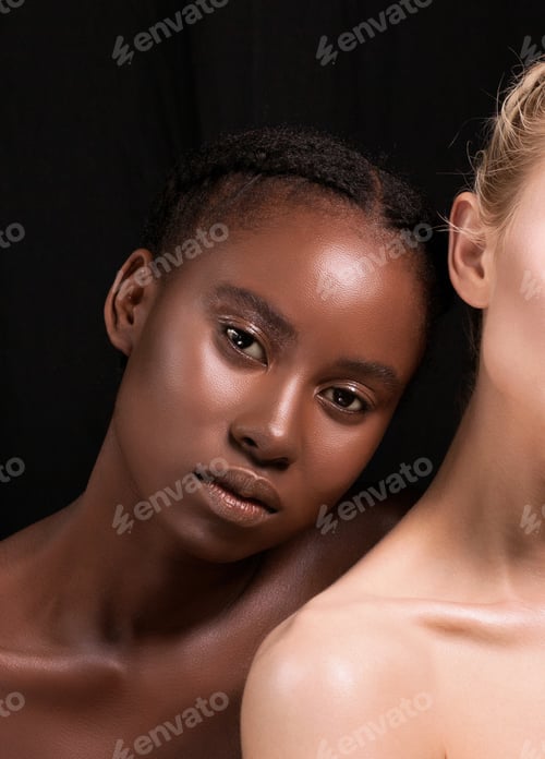 Visualização: Bela jovem afro-americana negra com pele brilhante, retrato olhando para a câmera