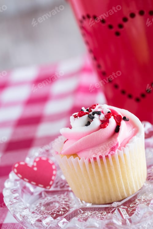Preview: Valentines Day Cupcake And Heart Sign And Tin Bucket