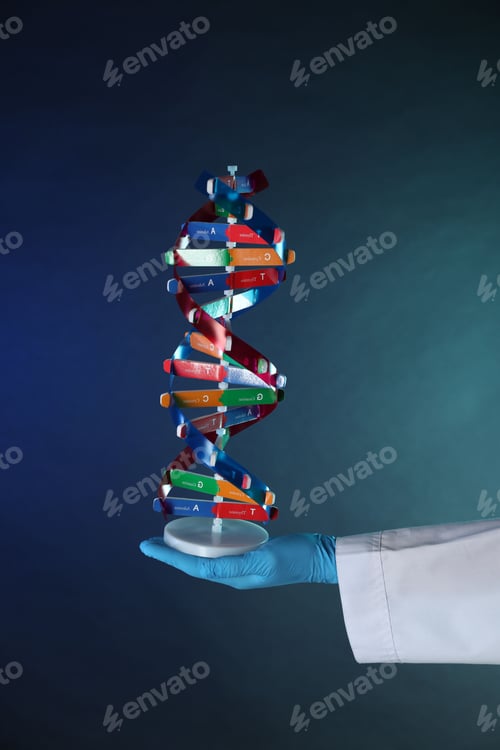 Visualização: Scientist with DNA structure model on dark blue background, closeup