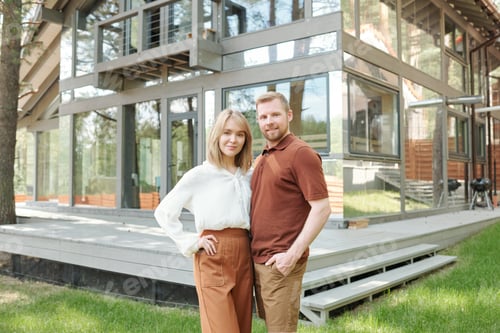 Aperçu: Confident couple have bought new house