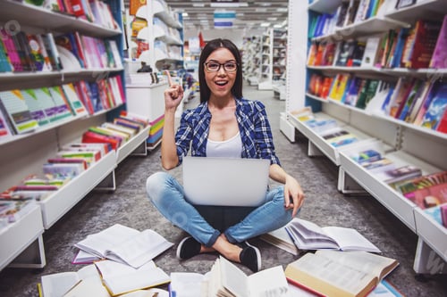 Preview: Girl with gadget at the bookshop