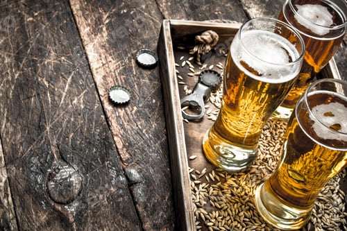 Vista previa: Glasses with fresh beer on an old tray.