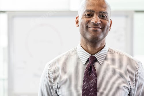 Visualização: Retrato de um empresário negro no saguão do centro de convenções.