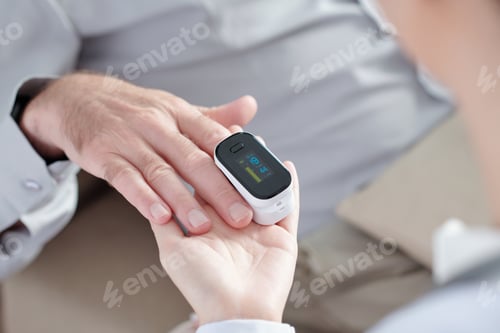 Preview: Doctor Checking Oxygen Saturation