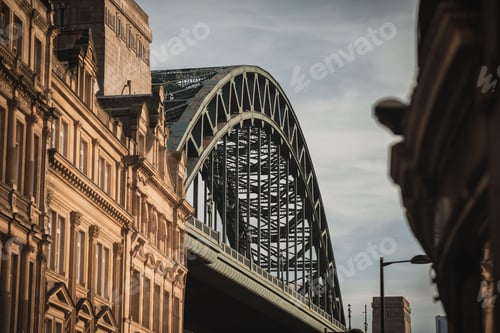 Preview: Tyne Bridge against the beautiful building in Newcastle