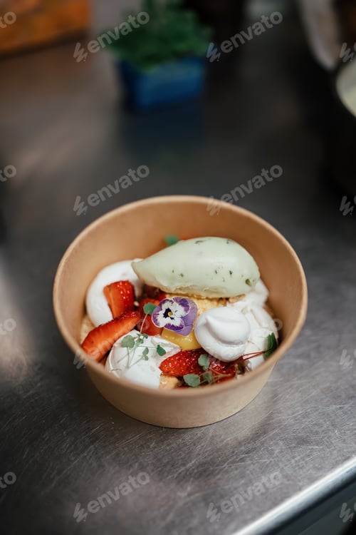 Preview: Delicious Dessert Bowl with Strawberries and Cream