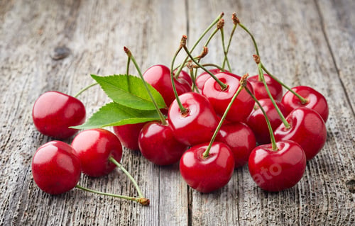 Preview: Cherries on a wooden background