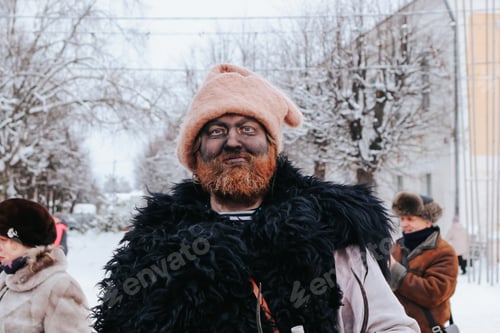 Preview: An elderly man dressed up as caroler having fun at Christmas fair. Senior lifestyle Young at heart N