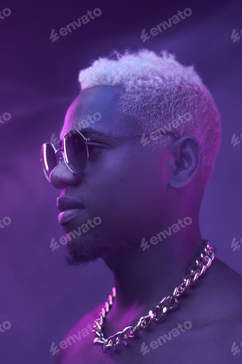 Preview: White haired fashion guy of african ethnic with sunglasses