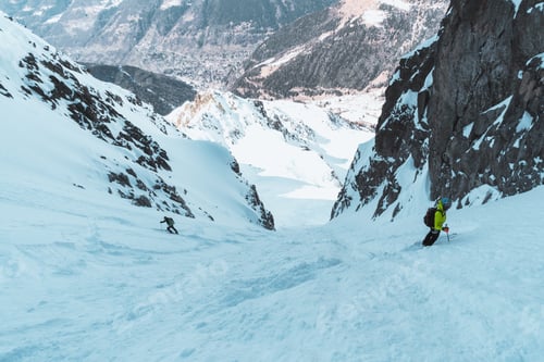 Aperçu: Photo of a peron skiing in snowy mountains