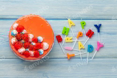 Visualização: Bolo de aniversário e velas de feliz aniversário