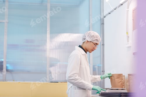 Preview: Man weighing the package