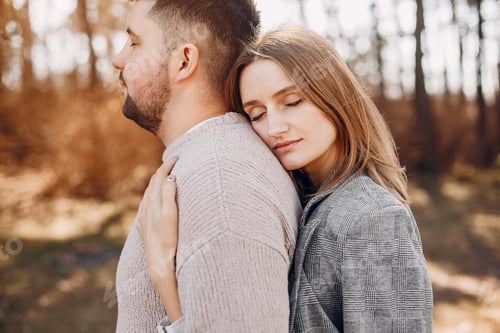 Aperçu: Un beau couple passe du temps dans un parc d'été