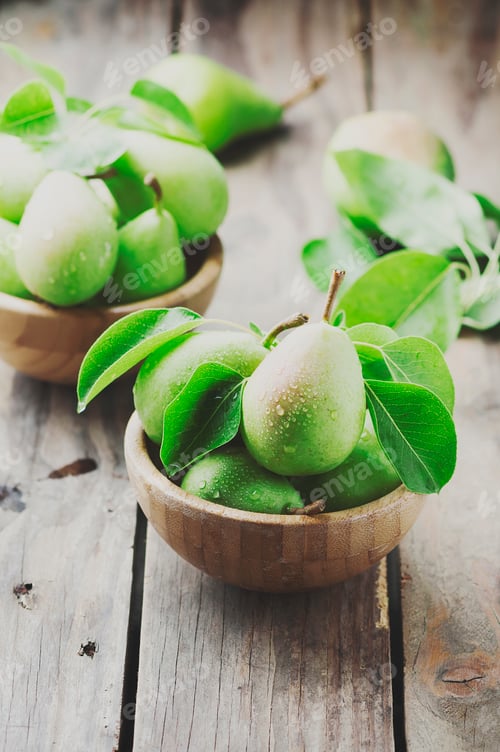 Preview: Sweet green pears on the wooden table