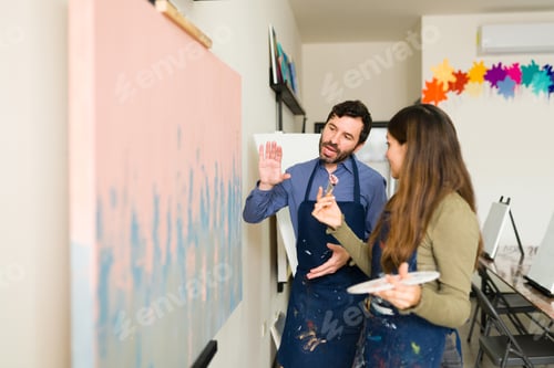 Visualização: Teacher talking about art with a student during a class