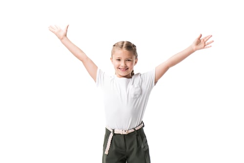 Visualização: retrato de uma menina pré-adolescente loira feliz sorrindo para a câmera isolada em branco
