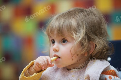 Preview: Girl eating at home