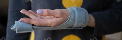 Preview: Orthopedic brace on an injured female finger