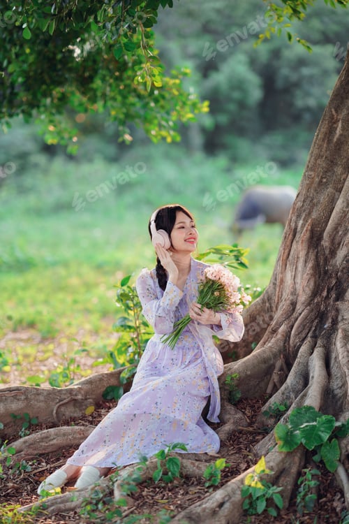 Preview: Girl listen to music