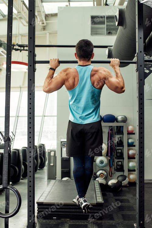 Preview: work with own weight, the athlete does exercises on the uneven bars