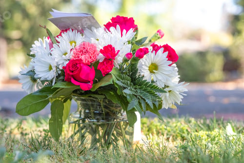 Preview: Bunch of flowers, roses and chamomiles in vase