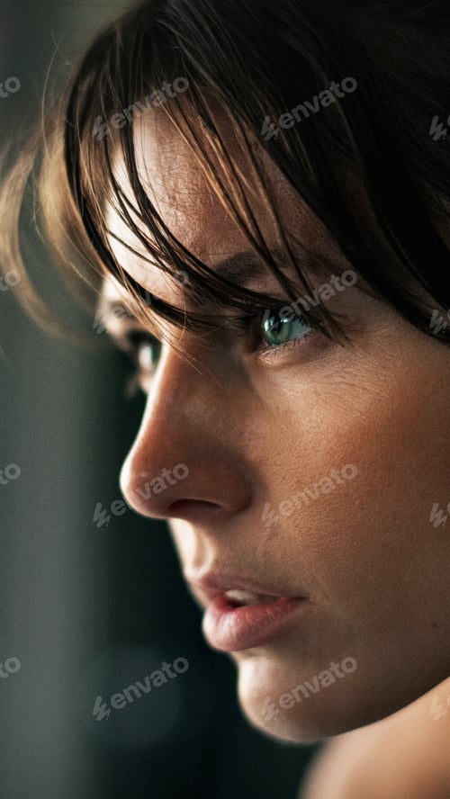 Preview: Focused sporty woman at the gym