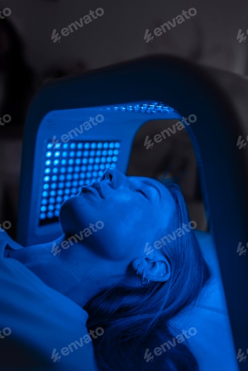 Preview: Facial skin care using an LED lamp.