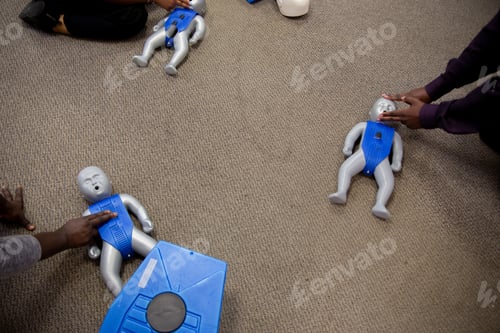 Preview: People during the first aid training