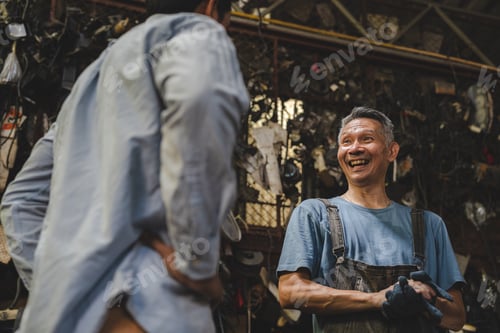 Preview: Concentrated technician and experienced car engine repair specialist, Confident man auto mechanic