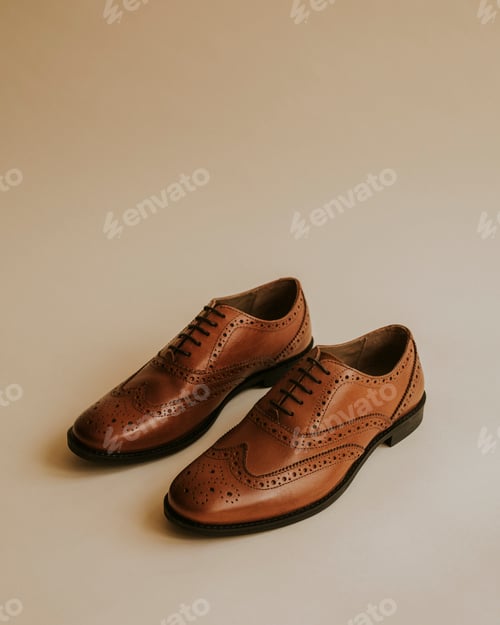 Vista previa: Men's brown leather derby shoes on beige