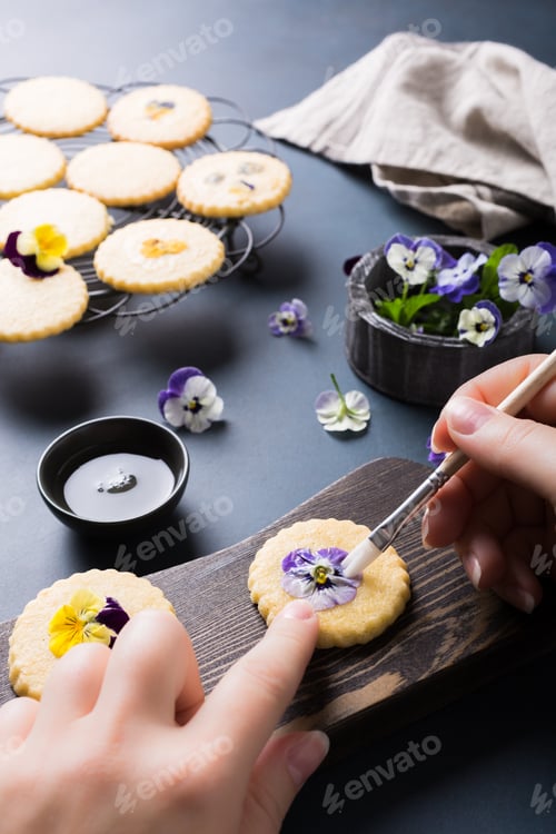 Preview: Homemade shortbread cookies with edible flowers