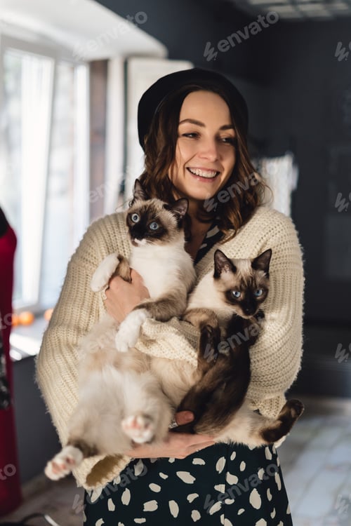 Preview: Portrait woman with Siamese cats