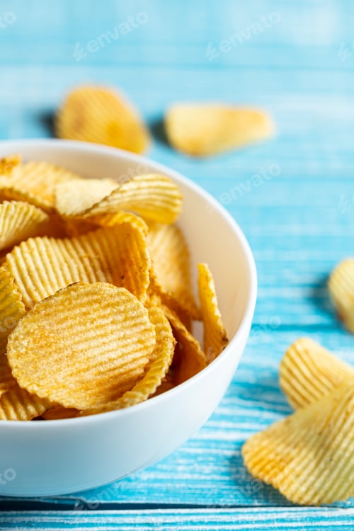 Preview: Close-up, a plate of potato chips on a blurred background.
