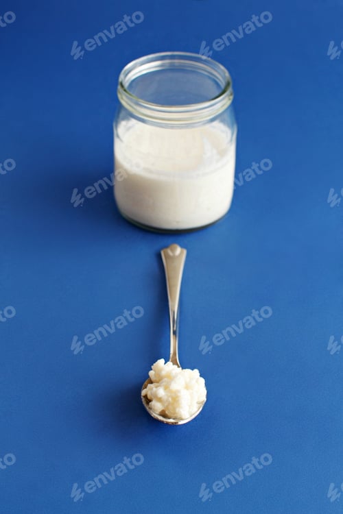 Preview: Fermented drink kefir in small bottle and kefir grains