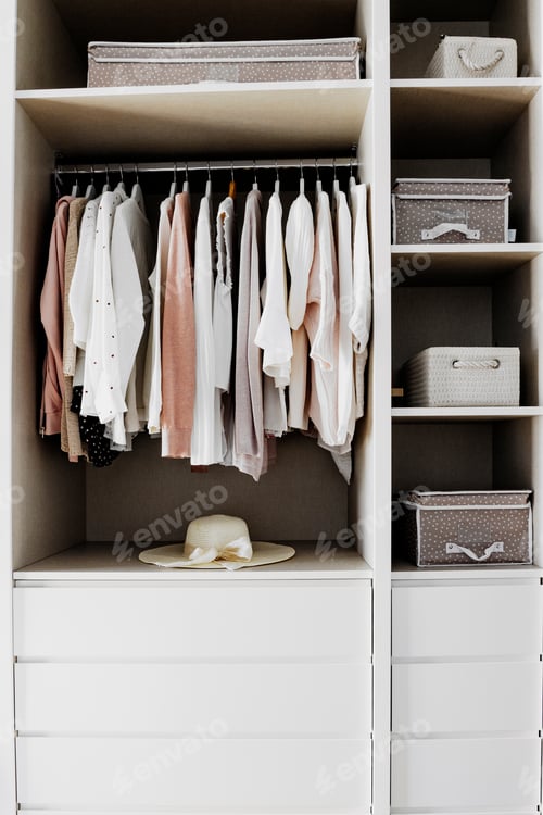 Preview: Neatly Organized Closet with Stylish Clothes and Accessories