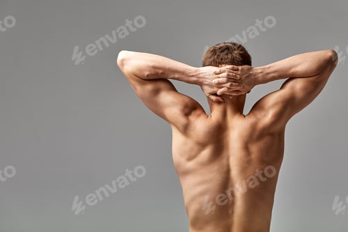 Preview: A swimmer in swimming trunks prepares for the start, an athlete on a gray background prepares for a