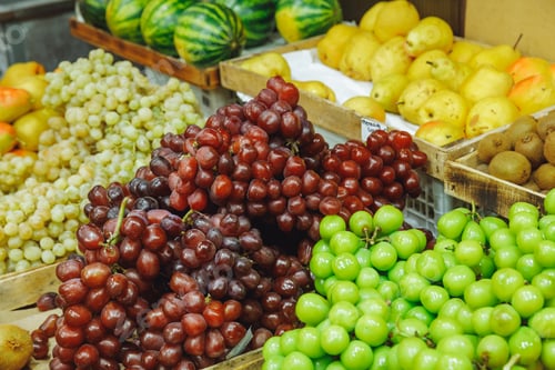 Preview: A fresh bunch of shiny muscat grapes at the market. Shine Muscat