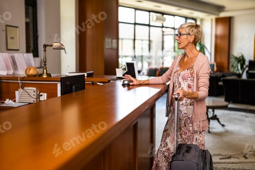Preview: Guest entering at hotel
